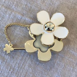 Marc Jacobs Daisy Perfume Brooch 🌼